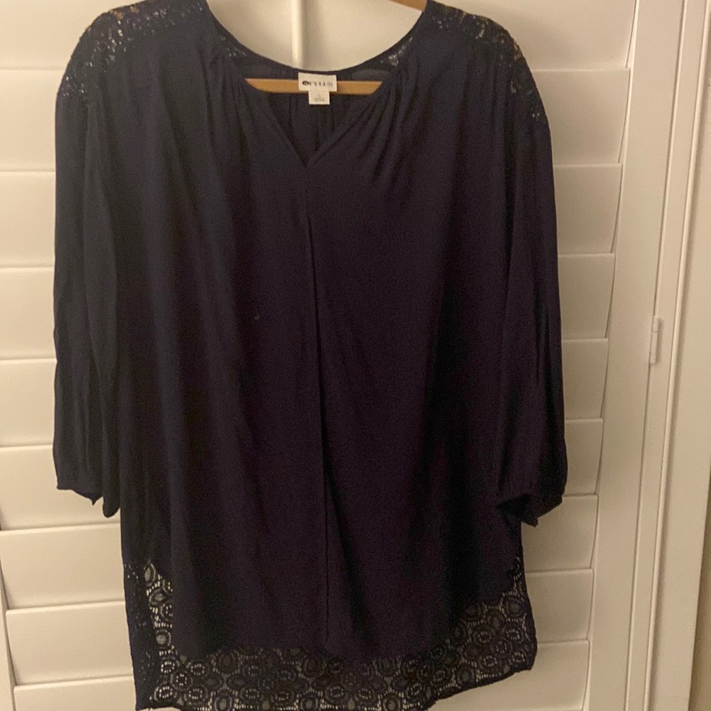 NAVY TOP WITH LACE DETAIL!